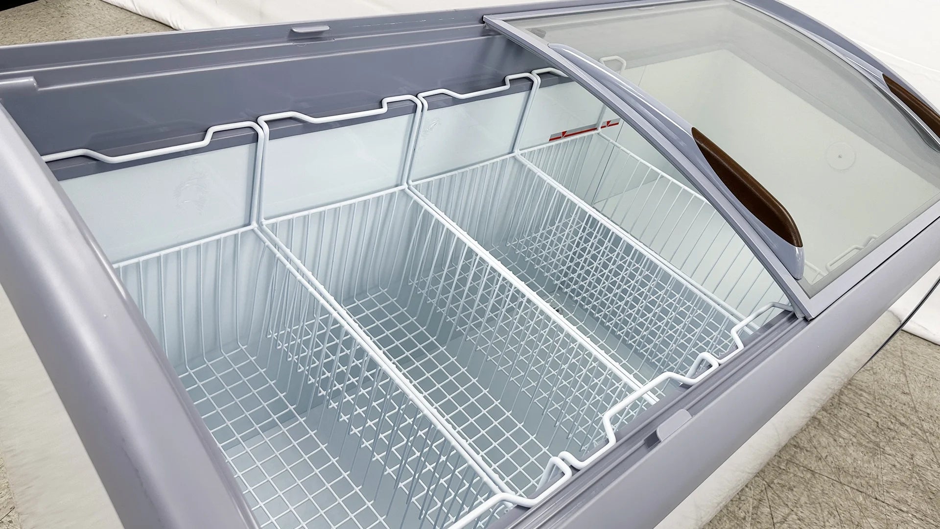 2026 New NSF 60 in. W 11.7 Cu. ft. Commercial Freezer, Curved Glass Door Display Chest Freezer in White - Image 5