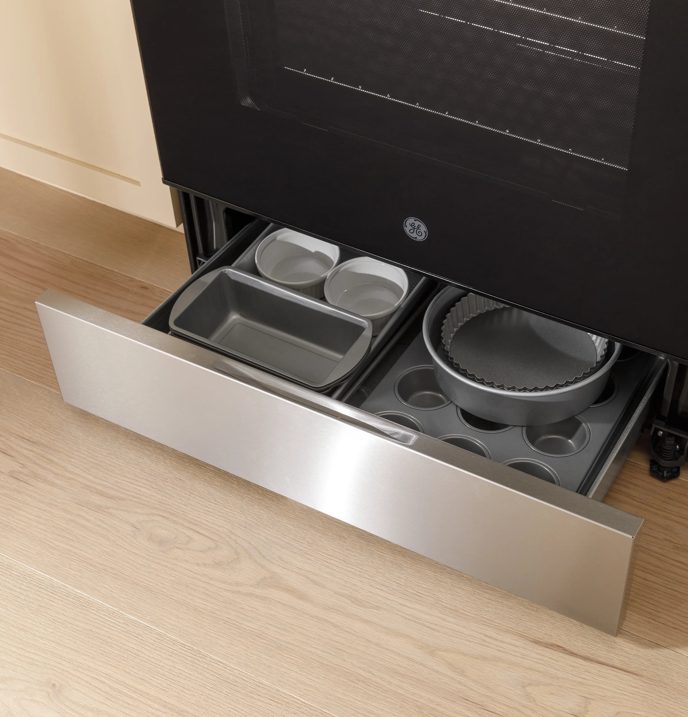 2026 New GE 30" 5.0 Cu. Ft. 240 V Freestanding Electric Range with Crisp Mode, Stainless Steel - Image 5